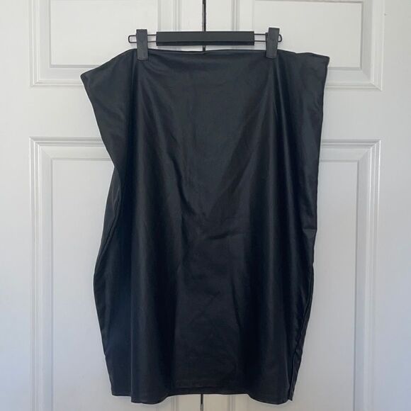 Lucy Diamonds Dresses & Skirts - Faux Leather stretchy skirt 